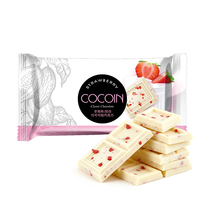 Fabrication professionnelle de chocolat au goût de fraise - Barre de chocolat blanc avec morceaux de fraises lyophilisées