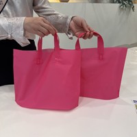 Matglanzende, semi-transparante, bedrukte shoppertasjes met uitgesneden handvat voor boetieks, kledingwinkels en cadeauverpakkingen.