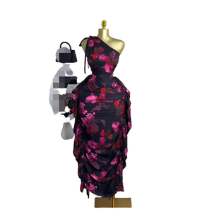 Vestidos midi de moda para mujer, casuales de otoño, sin mangas, con un solo hombro, escote inclinado, estampados, con lazo en la cintura y volantes, estilo lápiz. - Product Image 1