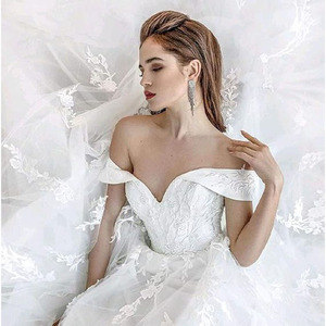 Elegant Off-Shoulder Lace Wedding Dress White Ball Gown Sweetheart Neckline Tulle <b>Applique</b> Bridal Dress - Product Image 1