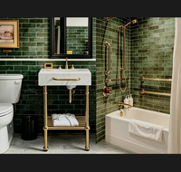 Pieds de meubles-lavabos en acier inoxydable 304, étagères de salle de bain en laiton brossé et marbre de Carrare, ensemble de meubles-lavabos de salle d'eau luxueux pour hôtel, design emblématique