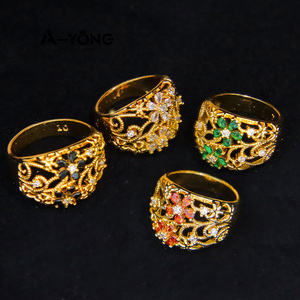 Bagues élégantes pour femmes, plaquées or 21 carats, avec fleurs tendance et zircon multicolores, cadeau idéal. - Product Image 1