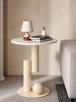 Table basse moderne en dalle de roche blanche, directement de l'usine, avec base sculpturale en fer et accent sphérique pour salon, OEM ODM