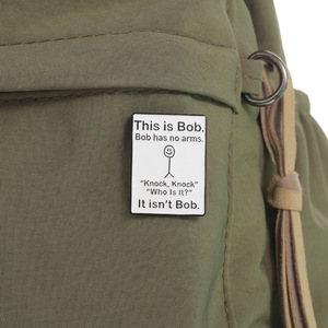 Broches <span class=keywords><strong>de</strong></span> esmalte <span class=keywords><strong>de</strong></span> bromas divertidas This Is Bob Has No Arms Knock Broches Camisa Collar Solapa Insignias Lindo Regalo <span class=keywords><strong>de</strong></span> joyería divertido para amigos - Product Image 5
