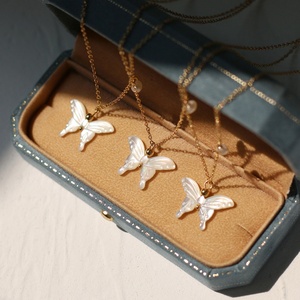 สร้อยคอจี้ผีเสื้อมุกน้ำจืดธรรมชาติพร้อมสายสแตนเลสสตีลแบบเรียบหรู - Product Image 4