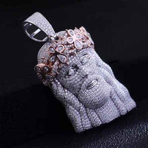 เครื่องประดับอัญมณีชั้นดี งานสั่งทำสไตล์วินเทจ เงินแท้ 925 ประดับเพชรโมอิสซาไนต์ VVS  จี้รูปกางเขนสลักชื่อด้วยมือ ชุบเงิน - Product Image 3