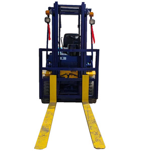 Chariot élévateur diesel d'occasion Komatsu FD25 de 2,5 tonnes avec moteur, pneus pleins, adaptabilité au terrain accidenté, certifié EPA/CE - Product Image 1