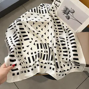 Versione coreana semplice moda bianco e nero a scacchi 70cm sciarpa di seta nella decorazione quadrata della signora sciarpa di seta