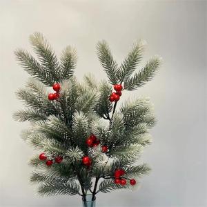 Ramas de Pino Artificial con Bayas Rojas y Flores para Decoración Navideña, Ramita de Bayas Realista con Efecto de Nieve - Product Image 2