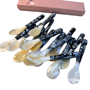 Cuchara de Nácar Natural de Color Negro con Forma Irregular con Resina Hecha a Mano en India - Product Image 1