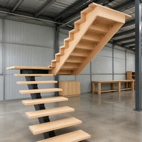 Escalier flottant moderne sur mesure en acier à poutre unique pour intérieur avec marches en bois massif