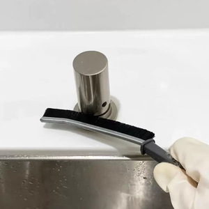 Brosse à crevasses avec poils rigides et bord incurvé pour le nettoyage des carreaux de salle de bain et de cuisine - Product Image 1