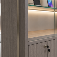 Glas-Holz-Verbund MDF Hochwertige Umweltfreundliche Vitrine mit LED-Streifenbeleuchtung Maßgefertigte Kommerzielle Ausstellungsvitrine Mobil