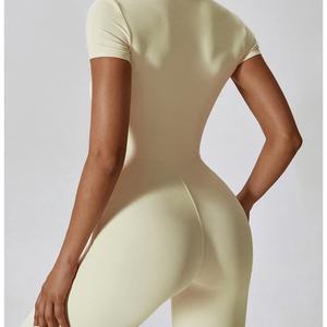 Mono deportivo de punto transpirable de manga corta con cremallera para mujer, ideal para verano, venta al por mayor - Product Image 3