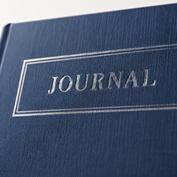 Couverture texturée en tissu indigo, estampage à chaud argenté, design minimaliste, papier crème à ouverture plate, impression personnalisée de journal A5
