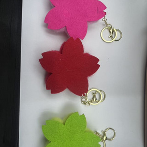 Llavero de Peluche con Forma de Flor y Cara Sonriente, Adorno para Bolsos, Anillo Suave para Llaves, para <span class=keywords><strong>Mujeres</strong></span> y Niñas, <span class=keywords><strong>como</strong></span> Regalo o Decoración de Bolsos - Product Image 3