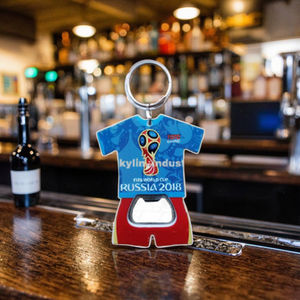 Ouvre-bouteille de bière en forme de <span class=keywords><strong>T</strong></span>-<span class=keywords><strong>shirt</strong></span> de footballeur de jeu de football avec impression cmyk et ouvre-<span class=keywords><strong>t</strong></span>-<span class=keywords><strong>shirt</strong></span> de joueur de porte-clés - Product Image 1