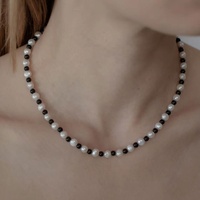 Collier ras-de-cou géométrique en perles d'onyx noir plaqué or 18 carats, bijoux élégants vintage pour femmes, design artisanal, cadeau