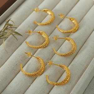 Boucles d'oreilles créoles en acier titane motif lune, plaqué or, inaltérable, bijoux haut de gamme pour femme, mode automne-hiver - Product Image 1