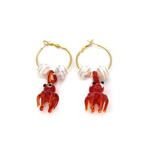 Boucles d'oreilles créoles en acier inoxydable plaqué or avec breloques homard rouge et perles, bijoux de mode - Product Image 1