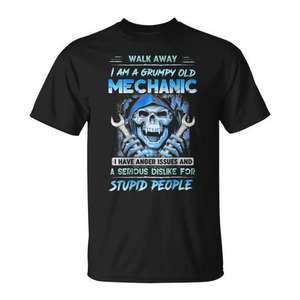 T-shirt « I Am A Grumpy Old Mechanic » avec motif de crâne et clés à molette pour les mécaniciens et les passionnés de voitures - Product Image 1
