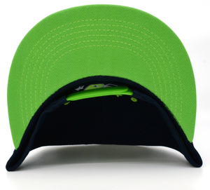 <span class=keywords><strong>Gorra</strong></span> Snapback Personalizada con Bordado 3D, Diseño <span class=keywords><strong>de</strong></span> Casco <span class=keywords><strong>de</strong></span> Fútbol Americano SEA, Color Verde Lima y Azul Marino, Colección SS26 Seattle New Leader Downtown, para el Equipo <span class=keywords><strong>de</strong></span> Fútbol <span class=keywords><strong>de</strong></span> la Ciudad - Product Image 5