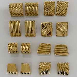 Pendientes Cuadrados de Acero Inoxidable con Textura Ondulada en Oro de 18K Estilo Europeo y Americano, Pendientes Geométricos Minimalistas de Acero Inoxidable - Product Image 3