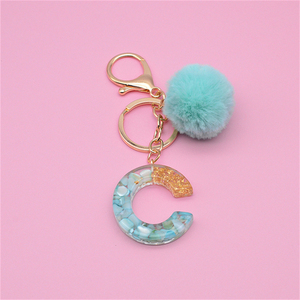 Colgante para llaves con letras y 26 iniciales, pompón esponjoso verde, bolso para chicas, abalorios para llavero con alfabeto de resina con degradado brillante - Product Image 5