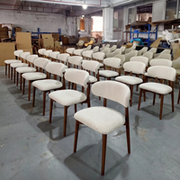 Chaise de salle à manger moderne et minimaliste en tissu bouclé, avec structure en bois massif de style nordique, idéale pour les projets de cafés, bistrots, hôtels et restaurants.