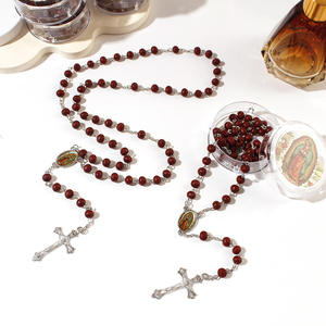 Collier religieux fait main <span class=keywords><strong>en</strong></span> perles de bois avec <span class=keywords><strong>croix</strong></span> argentée et centre Vierge de Guadalupe, idéal pour la première communion - Product Image 1