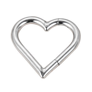 ASTM F136/G23 titanio forma de corazón simple lado exterior con bisagras Segmento de aro pendientes anillos tachuelas Piercing joyería para mujer - Product Image 1