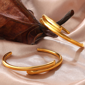 Bracelet ouvert de style européen et américain en acier inoxydable plaqué or 18 carats, design géométrique, bijoux unisexe - Product Image 3