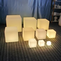 Meubles de patio, table et chaises de bar en cube LED, meubles de jardin modernes en cube LED rechargeables et étanches