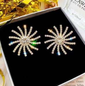 Pendientes de Diamantes para Mujer, Elegantes y Lujosos, Diseño de Girasol, Estilo Europeo Americano, Exagerados, de Aleación de Zinc Dorada, con Engaste de Bisel - Product Image 1