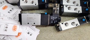 4V110-06 4V110-M5 พอร์ต 1/8" BSP M5 12V 24v DC 5/2 ทาง ควบคุมด้วยสายไฟ ชนิดปลั๊กพร้อมไฟ LED - Product Image 1