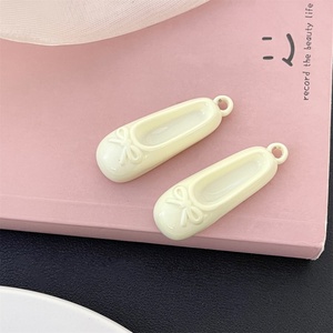 Perline in acrilico a forma di scarpa da ballo, perline sfuse, accessori per gioielli fai da te per bambini con foro per appendere - Product Image 4