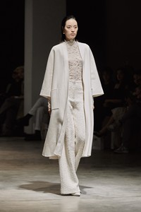 Abrigo tipo kimono AMELIE con cinturón para mujer, de cachemira premium, cálido, con cuello en V, grueso y ancho, venta al por mayor - Product Image 5