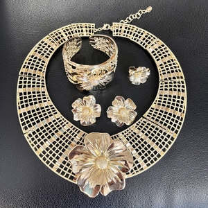 ชุดเครื่องประดับ<span class=keywords><strong>ดอก</strong></span><span class=keywords><strong>ชบา</strong></span><span class=keywords><strong>สี</strong></span>ทอง สร้อยคอแบบโชคเกอร์ สร้อยข้อมือ ต่างหู ดีไซน์โดดเด่น สไตล์แอฟริกัน สำหรับเจ้าสาว งานแต่งงาน และงานปาร์ตี้ - Product Image 6
