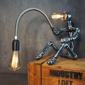 Lámpara de Mesa Robótica de Hierro Estilo Industrial Retro Americano Vintage con LED Edison, Regalo Creativo para Decoración de Cafetería, <span class=keywords><strong>Bar</strong></span> o Mesita de Noche - Product Image 1