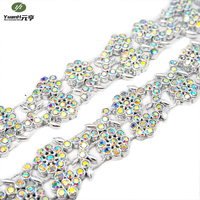 Nouveauté : Garniture en plastique à strass carrés à dos plat, motif feuilles florales dorées de luxe, chaîne de cristal populaire pour le bricolage