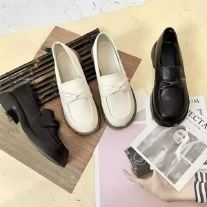Chaussures plates pour femmes de style britannique authentique de marque, motif de crâne, noir/blanc cassé, bout confortable, semelle souple, polyvalentes, légères - Product Image 2