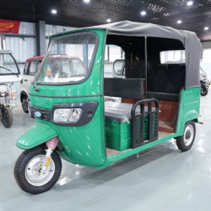 Tricycles électriques de style <span class=keywords><strong>Tuk</strong></span> <span class=keywords><strong>Tuk</strong></span> à vente chaude en usine, avec siège passager semi-fermé pour les trajets courts - Product Image 1