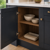 Îlot de cuisine moderne de style Shaker sur mesure avec plan de travail en quartz, évier et rangement ouvert