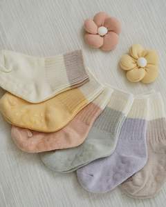 Calcetines Antideslizantes de Punto Daisy para Bebés, Niños Pequeños y Niños, para Usar en Verano con Tela de Malla - Product Image 1