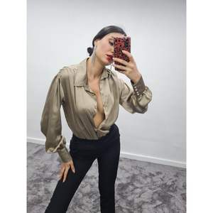 Blusa de Satén con Botones de Perla para Mujer, Talla S, Color Beige, Elegante, Manga Larga - Product Image 2