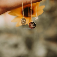 Collier de disque rond gravé personnalisé en acier inoxydable Bijoux de tous les jours Collier d'amitié de disque personnalisé en or 18 carats pour femmes