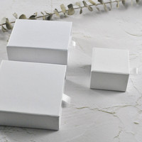 Boîte d'emballage carrée personnalisée pour bijoux, en papier kraft blanc, style tiroir, pour bagues, colliers, clous d'oreilles, avec texte/logo