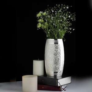 Florero Decorativo Plateado, Hecho a Mano, con Grabado Floral, Elegante Adorno Metálico para la Sala de Estar - Product Image 3