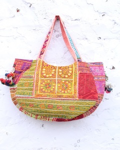 Bolso de Hombro Étnico Gitano con Bordado Tradicional Rajasthani y Espejos Banjara Antiguos para Mujer - Product Image 4