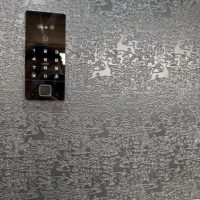 Puerta Principal de Aluminio con Textura en Relieve Personalizada, Decoración con Franjas Metálicas Doradas, Cerradura Digital Inteligente, Puerta de Seguridad para Villa